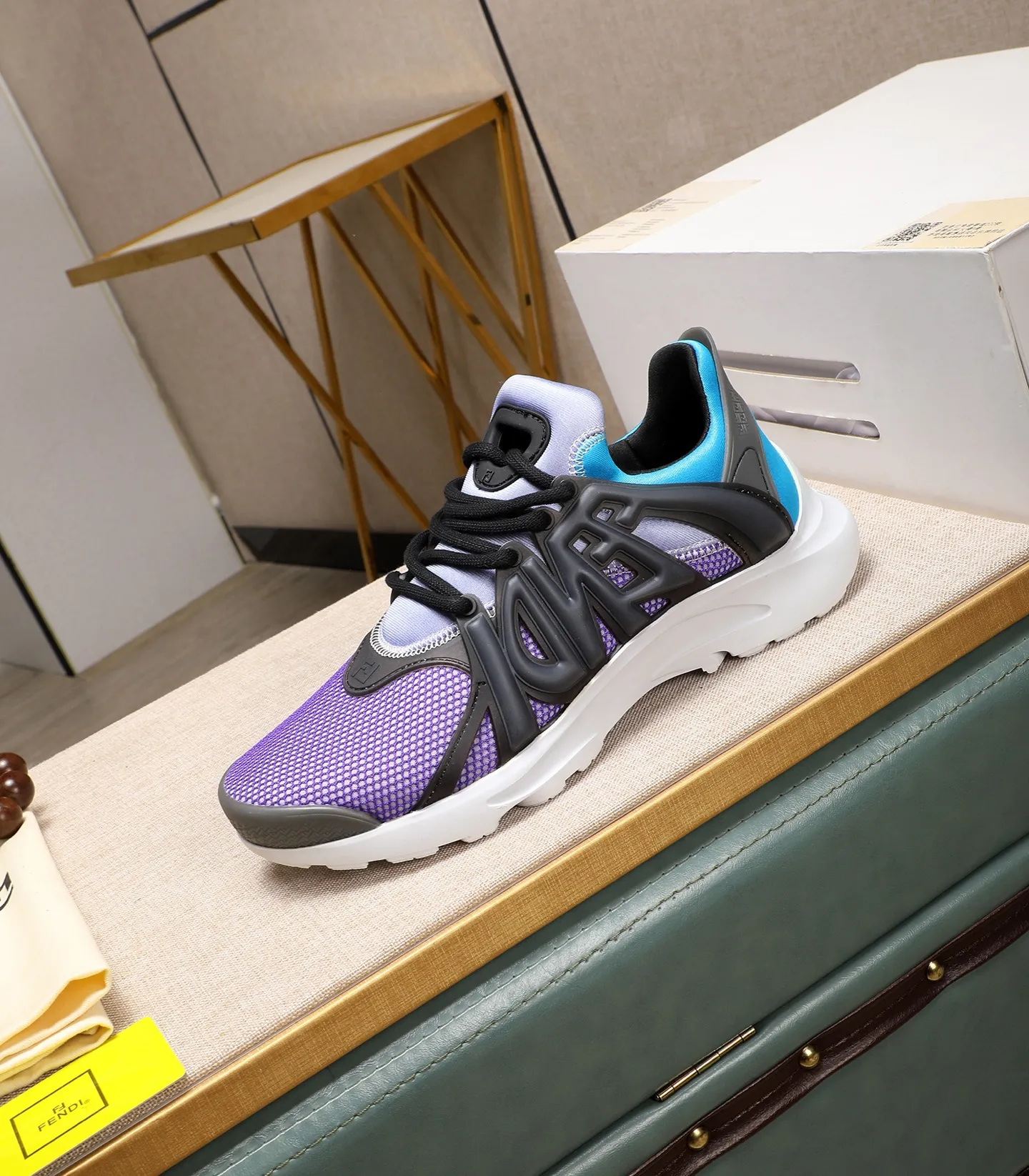 Men's Men's Shoes 💰800 Fendi Fendi's latest Tag series of men's casual mesh sports running shoes, originally purchased and developed, this Tag sneaker is a one-leg sneaker, made of black high-tech mesh material with gray neoprene details. Oversized FENDI lettering on the side and translucent rubber details. Light and flexible rubber running shoe soles, beautifully packaged at the delivery counter, customized breathable lining, original molded foam rubber outsole, sole thickness: 3.5CM! Size: 40-44 (customized at 39.45.46)